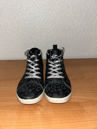 Zapatillas altas negras y plateadas