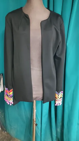 Chaqueta negra con bordado multicolor