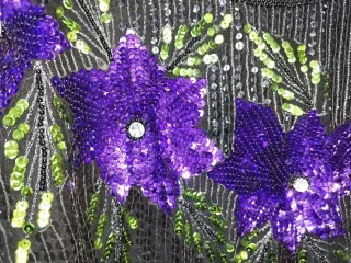 Camisa con flores moradas y verdes