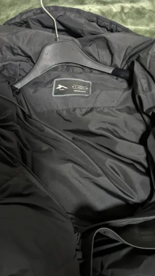 Chaqueta Tenth Negra con Capucha