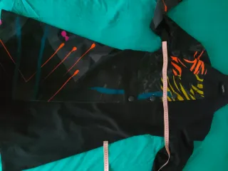 Abrigo negro estampado