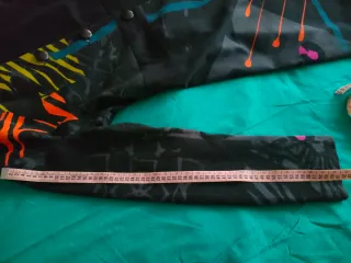 Abrigo negro estampado