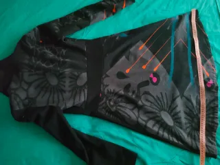 Abrigo negro estampado