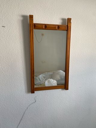 Espejo de madera marrón