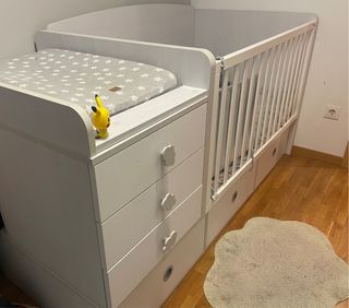 Cuna convertible con cambiador y cajones.