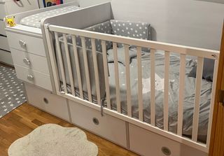 Cuna convertible con cambiador y cajones.