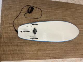 Tabla de surf azul soft top con leash