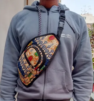 Riñonera bandolera estampada