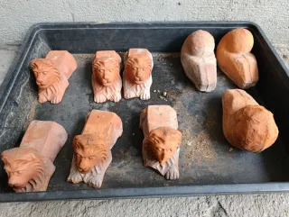 9 Supporti per vasi in terracotta