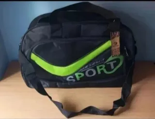 Bolsa de deporte negra con detalles verdes