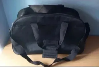 Bolsa de deporte negra con detalles verdes