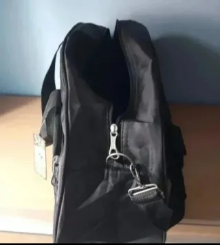 Bolsa de deporte negra con detalles verdes