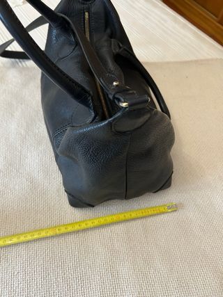 Bolso piel negro Uterqüe