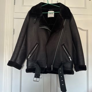 Cazadora Zara efecto piel con hebillas