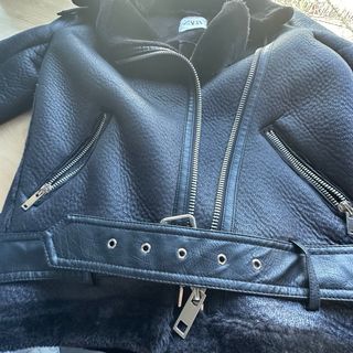 Cazadora Zara efecto piel con hebillas