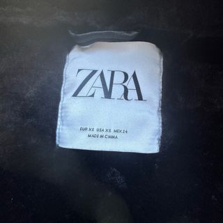 Cazadora Zara efecto piel con hebillas