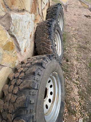 Llantas 15'' desplazadas con neumático.