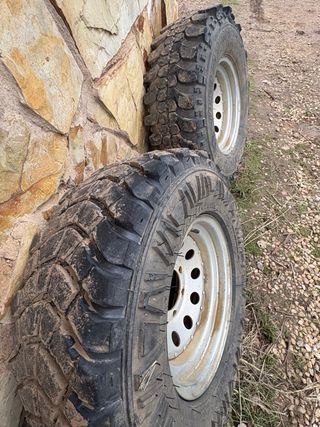 Llantas 15'' desplazadas con neumático.