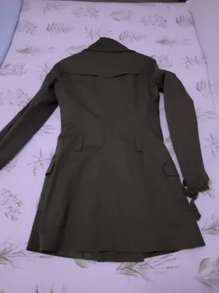 Gabardina Only verde mujer. le falta el cinturon.