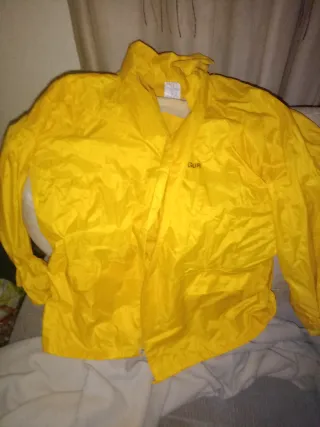Chubasquero amarillo
