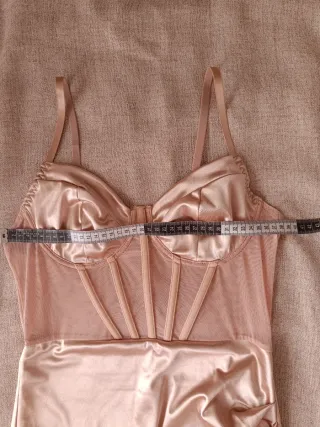 Elegante vestito donna beige satinato