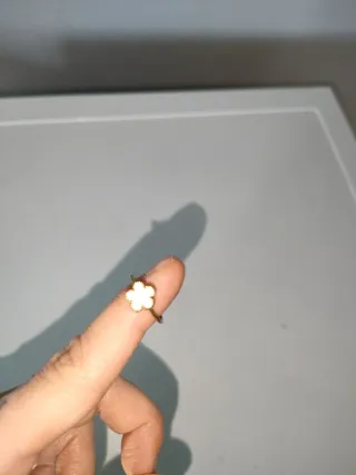 Anello dorato con fiore bianco