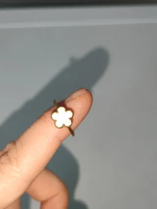 Anello dorato con fiore bianco
