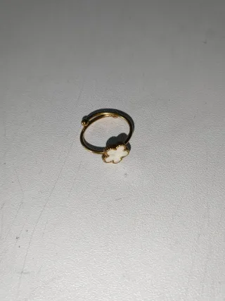 Anello dorato con fiore bianco