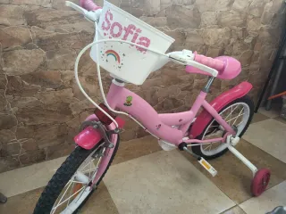Bicicleta infantil rosa con cesta