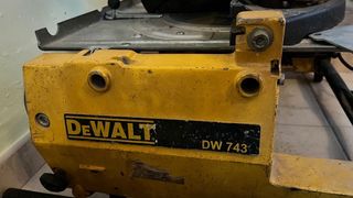 Sierra de corte DEWALT DW 743