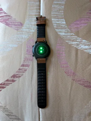 Amazfit GTR 47mm con esfera negra y correa marrón.