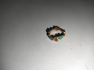 Anello dorato con cuori verdi