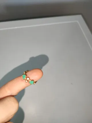 Anello dorato con cuori verdi