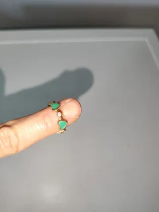 Anello dorato con cuori verdi