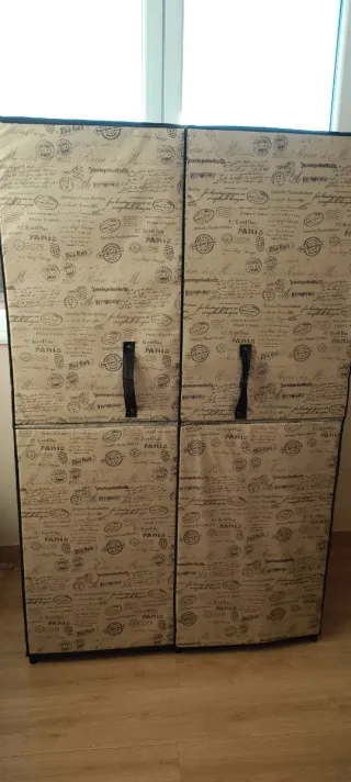 Guardaroba in tessuto beige e marrone