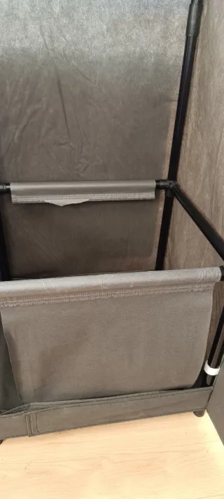 Guardaroba in tessuto beige e marrone