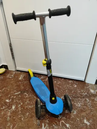 Patinete 3 ruedas azul y amarillo