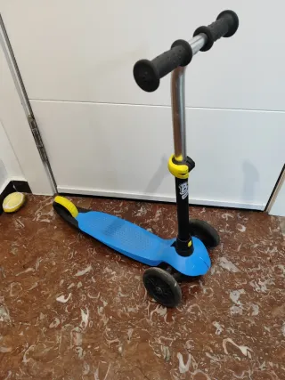 Patinete 3 ruedas azul y amarillo