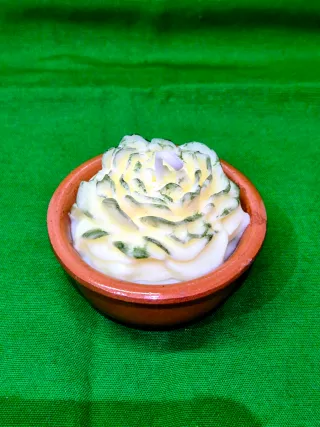 Candela artigianale a forma di fiore in terracotta