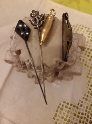 Set di accessori decorativi: ciondolo a ghianda dorata, fermacravatta e 2 spille