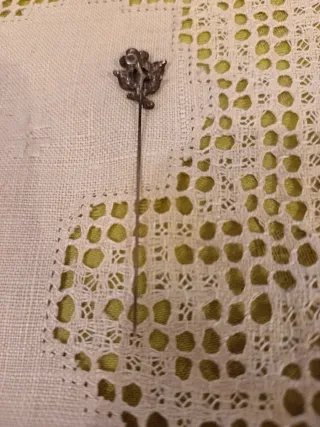 Set di accessori decorativi: ciondolo a ghianda dorata, fermacravatta e 2 spille