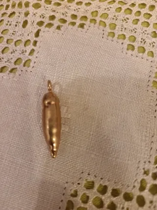 Set di accessori decorativi: ciondolo a ghianda dorata, fermacravatta e 2 spille