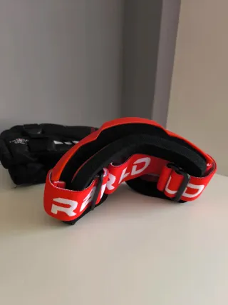 Gafas y guantes para nieve