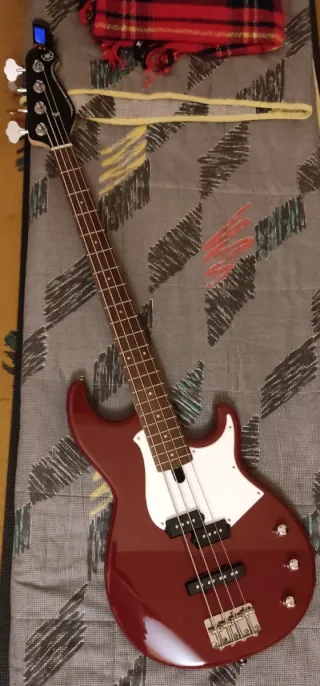 Bajo Yamaha BB234.