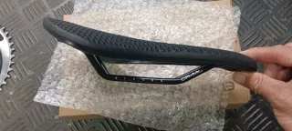 Sillín Tanke Negro Hexagonal Nuevo