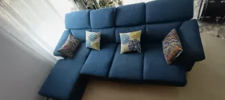 Divano chaise longue blu con cuscini