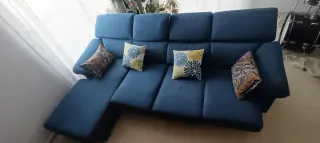 Divano chaise longue blu con cuscini