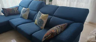 Divano chaise longue blu con cuscini