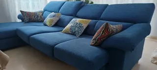 Divano chaise longue blu con cuscini