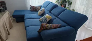 Divano chaise longue blu con cuscini